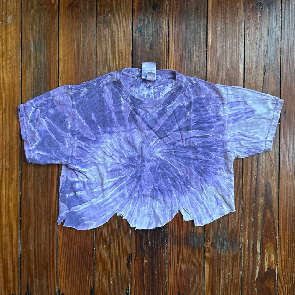 Gildan Heavy Cotton purple tie-dye cropped shirt with a distressed look YS, A XS